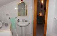 Toilet Kamar 6 Spectacular Terraced Villa Near the sea With Private Garden, on Three Floors