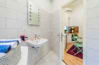 In-room Bathroom Real Apartments Anker II
