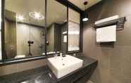 In-room Bathroom 7 Balsan Golden Hotel