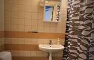 Toilet Kamar 7 Nipanhotellet