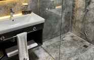 In-room Bathroom 4 Mardiva Resort Hotel