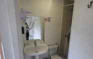 Toilet Kamar 6 What Else Guest House