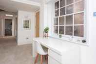 Kamar Tidur Modern 2 Bedroom Apartment in the Heart of London