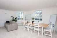 Ruang Umum Modern 2 Bedroom Apartment in the Heart of London