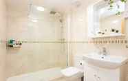 Toilet Kamar 4 Modern 2 Bedroom Apartment in the Heart of London