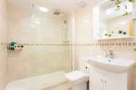 In-room Bathroom Modern 2 Bedroom Apartment in the Heart of London