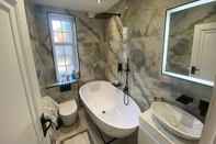 In-room Bathroom Beautiful and Modern Apartment in North London, UK