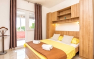 Kamar Tidur 3 Holiday Home Marinela