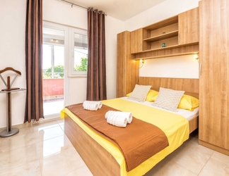 Kamar Tidur 2 Holiday Home Marinela