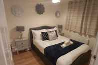 Bedroom Lovely 3-bed House in Luton