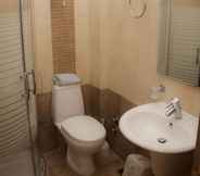 In-room Bathroom 6 Saronis Hotel