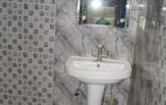 In-room Bathroom 6 Goroomgo Central Guest House Agartala