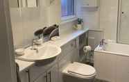 In-room Bathroom 7 Captivating 3-bed Apartment in Henley-on-thames