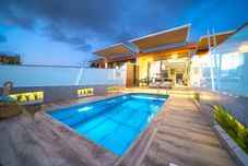 Swimming Pool Oleas Suites 3 Earth