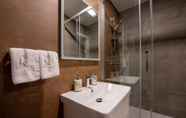 In-room Bathroom 2 Riverside Suite Jure Private Beach