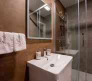 In-room Bathroom 2 Riverside Suite Jure Private Beach