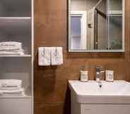 In-room Bathroom 3 Riverside Suite Jure Private Beach