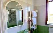 In-room Bathroom 7 Cocos Park Ischia