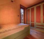Bedroom 6 Villa Les With hot tub