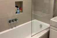 Toilet Kamar Newly Renovated 3 Bedroom Apartment in North West London