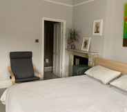 Kamar Tidur 7 Newly Renovated 3 Bedroom Apartment in North West London