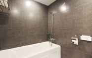 In-room Bathroom 3 Jinju Seven Brix