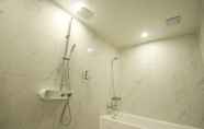 In-room Bathroom 4 Jinju Seven Brix