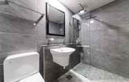 In-room Bathroom 4 Goyang Luxe