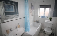 In-room Bathroom 7 Semi Detached House - Large Enclosed Garden