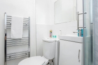 In-room Bathroom Stunning 1-bed Apartment in London Lewisham