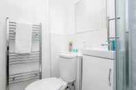 In-room Bathroom Stunning 1-bed Apartment in London Lewisham