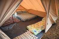 Kamar Tidur Remote Cabin & 3 Giant Tents Retreat