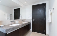 In-room Bathroom 3 Lux BnB Dubai Creek Harbor