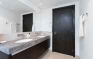 Toilet Kamar 3 Lux BnB Dubai Creek Harbor