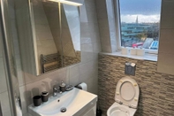 In-room Bathroom Cosy 3 Bedroom Apartment Next to the Emirates