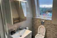 In-room Bathroom Cosy 3 Bedroom Apartment Next to the Emirates