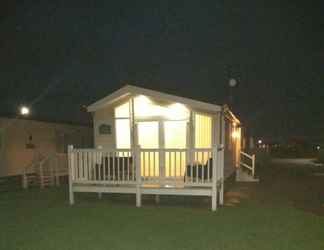 Exterior 2 Lovely 3-bed Lodge in Towyn Near Rhyl