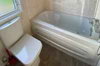 Toilet Kamar Lovely 3-bed Lodge in Towyn Near Rhyl