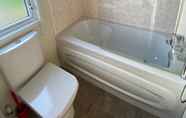 In-room Bathroom 4 Lovely 3-bed Lodge in Towyn Near Rhyl