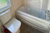 In-room Bathroom Lovely 3-bed Lodge in Towyn Near Rhyl