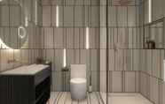 Toilet Kamar 7 Cardo Brussels Hotel, Autograph Collection by Marriott