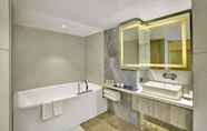 In-room Bathroom 6 Park Inn by Radisson Surat