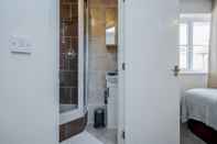 In-room Bathroom Captivating 3-bed Apartment in Grays