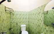 Toilet Kamar 6 Beautiful Deluxe Room With Ac and Wifi Well Located in Bogor