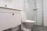 In-room Bathroom Luxury Business Studio Apartment Street View - Cityliving Umami