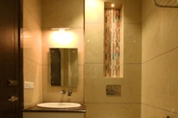 In-room Bathroom Goroomgo V Grand Bareilly