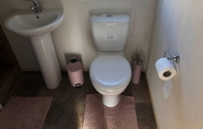 Toilet Kamar 7 Lovely 3-bed Caravan With Hot Tub in Lincolnshire