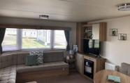 Ruang untuk Umum 5 Lovely 3-bed Caravan With Hot Tub in Lincolnshire