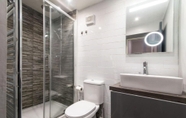 In-room Bathroom 3 Sublime Stays Pet-friendly Apartment in Derby