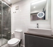 In-room Bathroom 3 Sublime Stays Pet-friendly Apartment in Derby